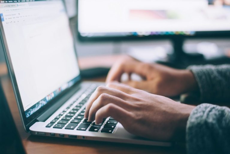 IT Dienstleistungen Bild IT-Techniker unterstützt einen Kollegen am Laptop (Microsoft 365 Administration)